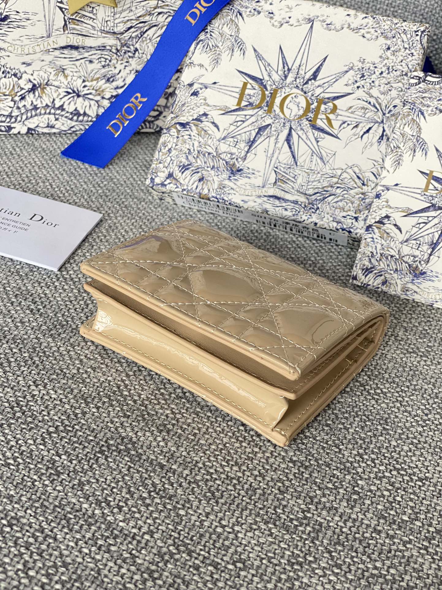 Portefeuille compact CD Caro 11 cm en cuir de veau beige brillant