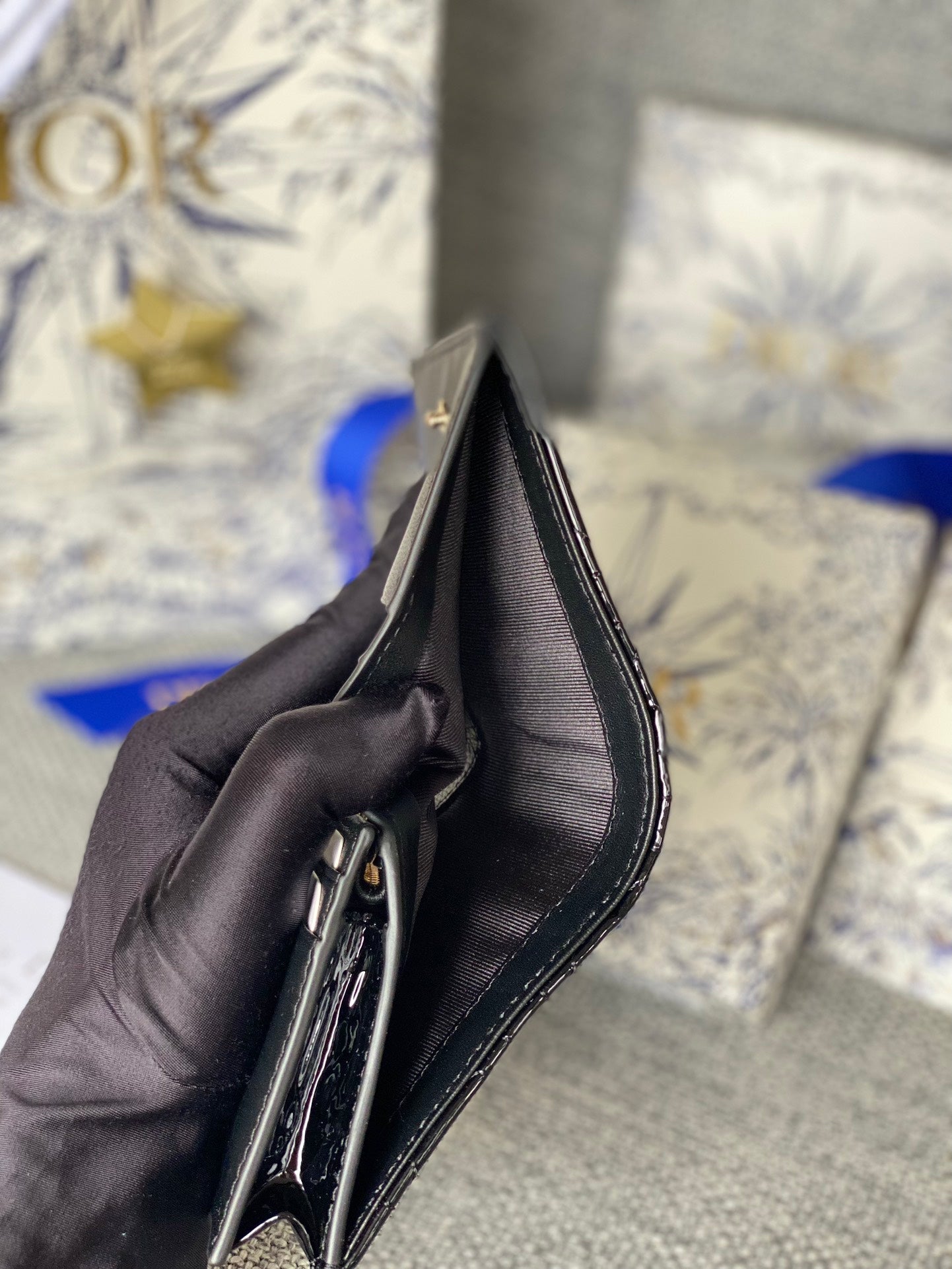 Portefeuille compact CD Caro 11 cm en cuir de veau noir brillant