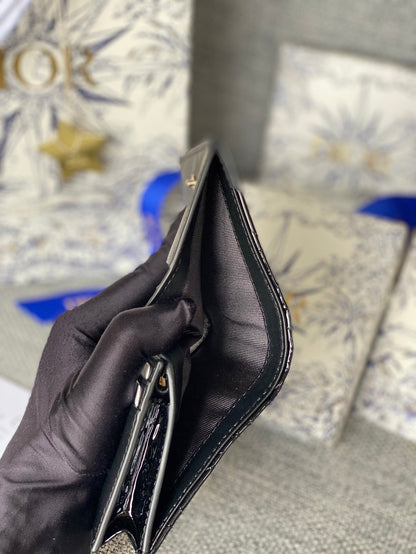 Portefeuille compact CD Caro 11 cm en cuir de veau noir brillant