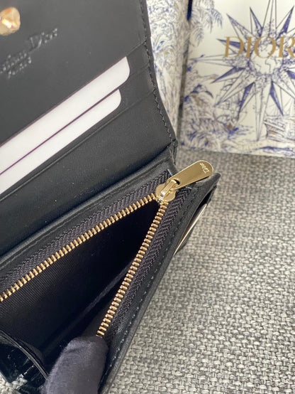 Portefeuille compact CD Caro 11 cm en cuir de veau noir brillant
