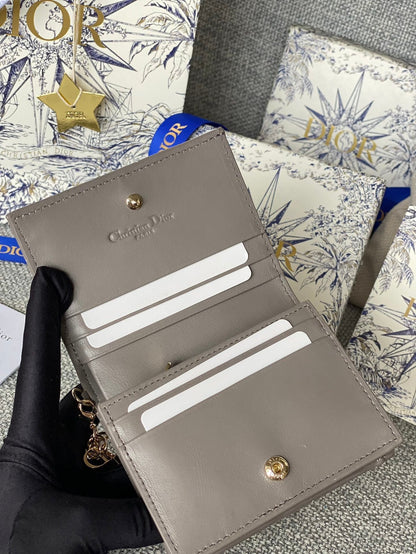 Portefeuille compact CD Caro 11 cm en cuir de veau gris brillant 