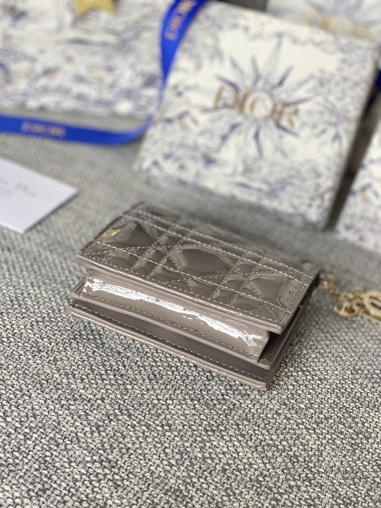 Portefeuille compact CD Caro 11 cm en cuir de veau gris brillant 