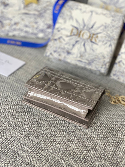 Portefeuille compact CD Caro 11 cm en cuir de veau gris brillant 