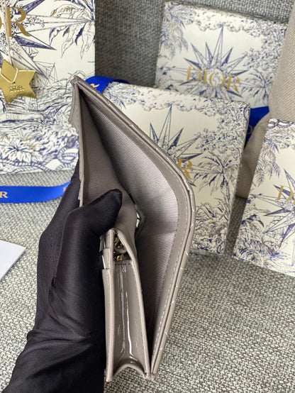 Portefeuille compact CD Caro 11 cm en cuir de veau gris brillant 