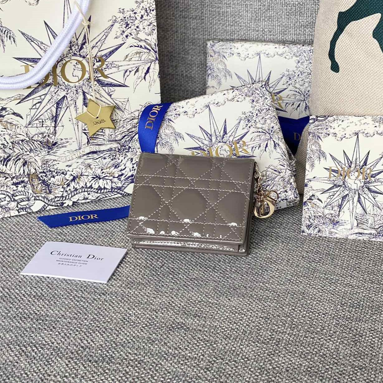Portefeuille compact CD Caro 11 cm en cuir de veau gris brillant 