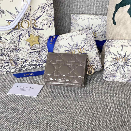 Portefeuille compact CD Caro 11 cm en cuir de veau gris brillant 