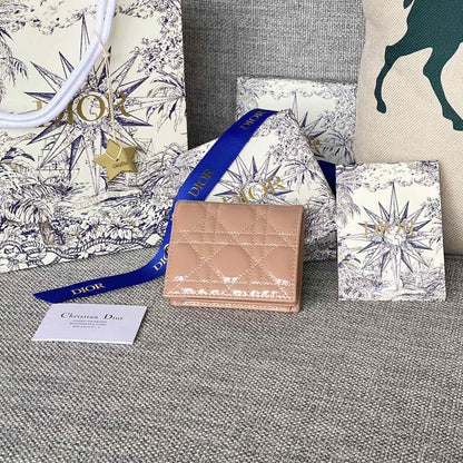 Portefeuille compact CD Caro 11 cm en cuir de veau beige foncé brillant