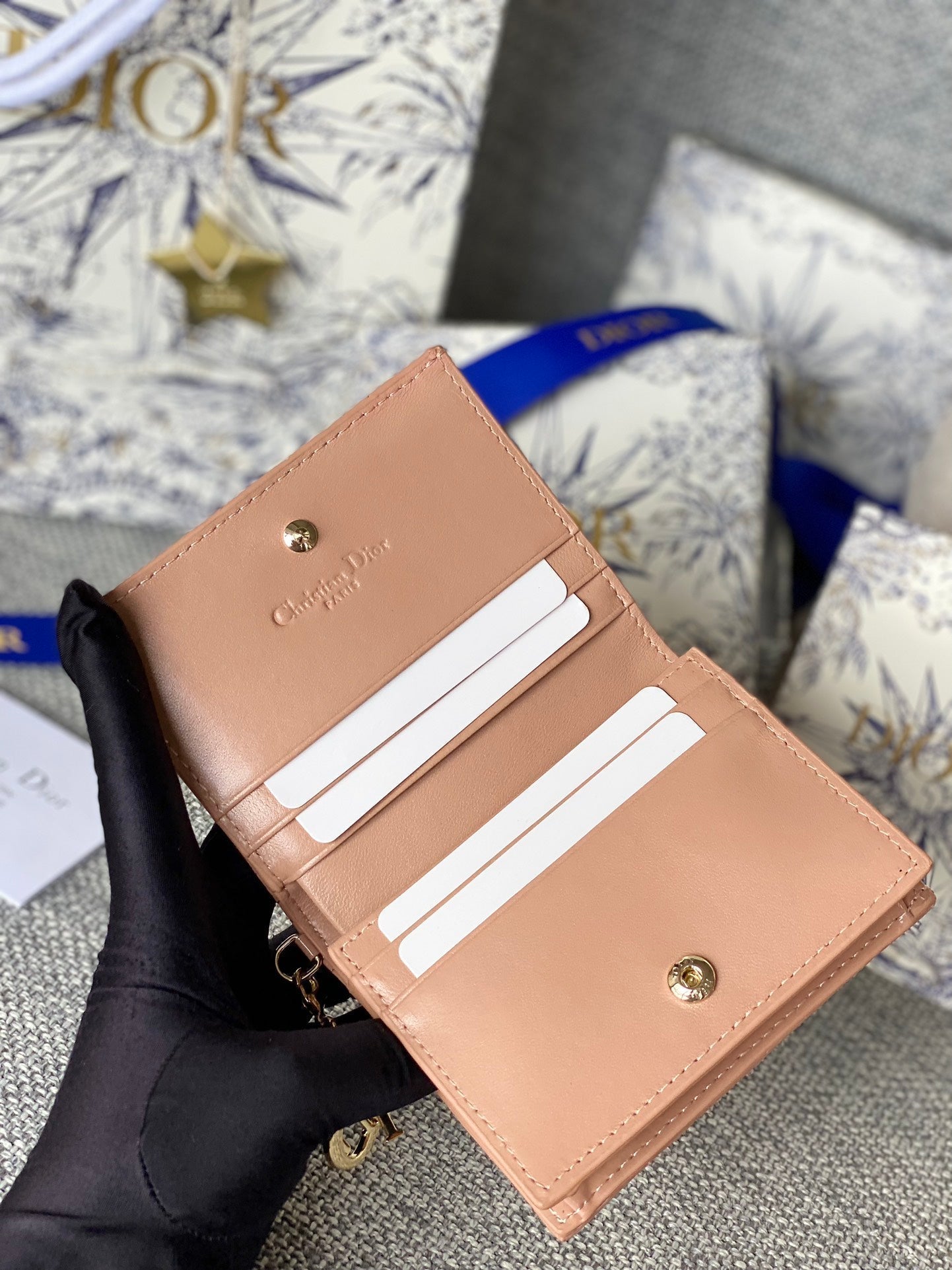 Portefeuille compact CD Caro 11 cm en cuir de veau beige foncé brillant