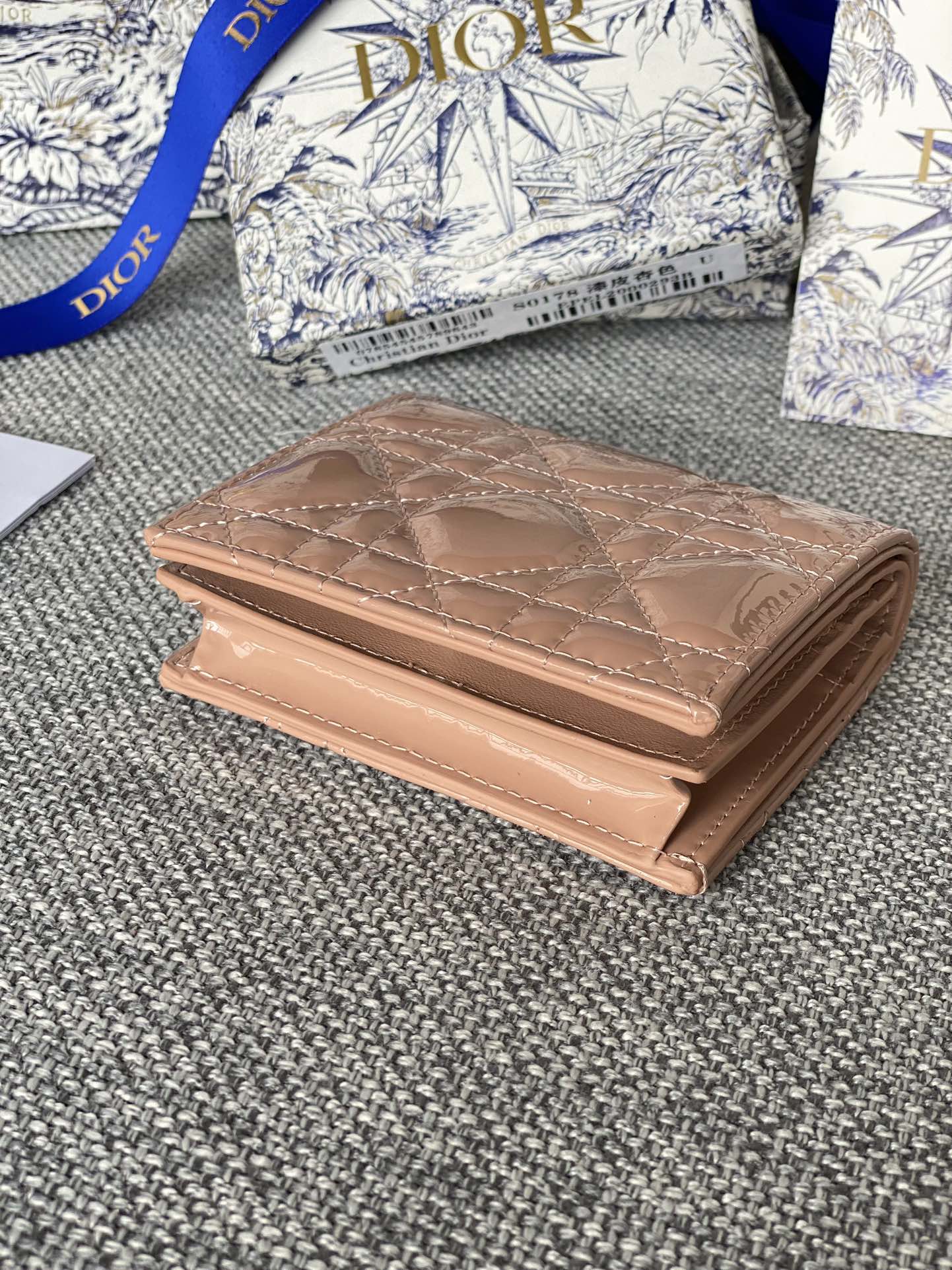 Portefeuille compact CD Caro 11 cm en cuir de veau beige foncé brillant