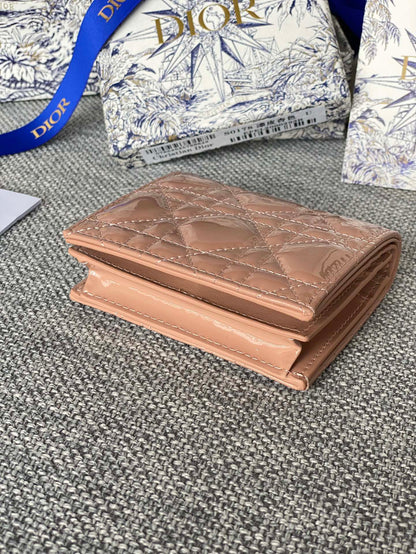 Portefeuille compact CD Caro 11 cm en cuir de veau beige foncé brillant