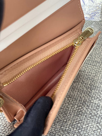 Portefeuille compact CD Caro 11 cm en cuir de veau beige foncé brillant