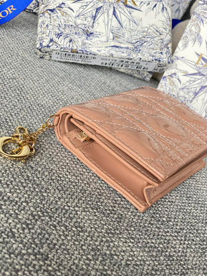 Portefeuille compact CD Caro 11 cm en cuir de veau beige foncé brillant