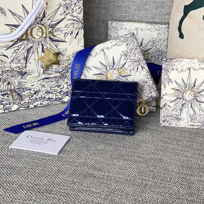 Portefeuille compact CD Caro 11 cm en cuir de veau bleu brillant 