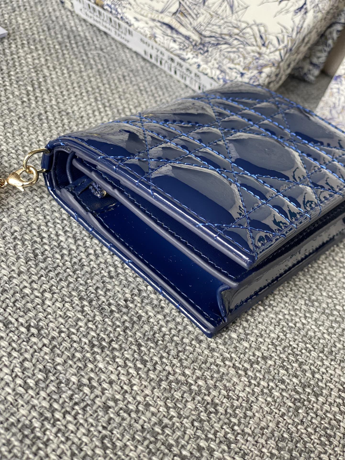 Portefeuille compact CD Caro 11 cm en cuir de veau bleu brillant 