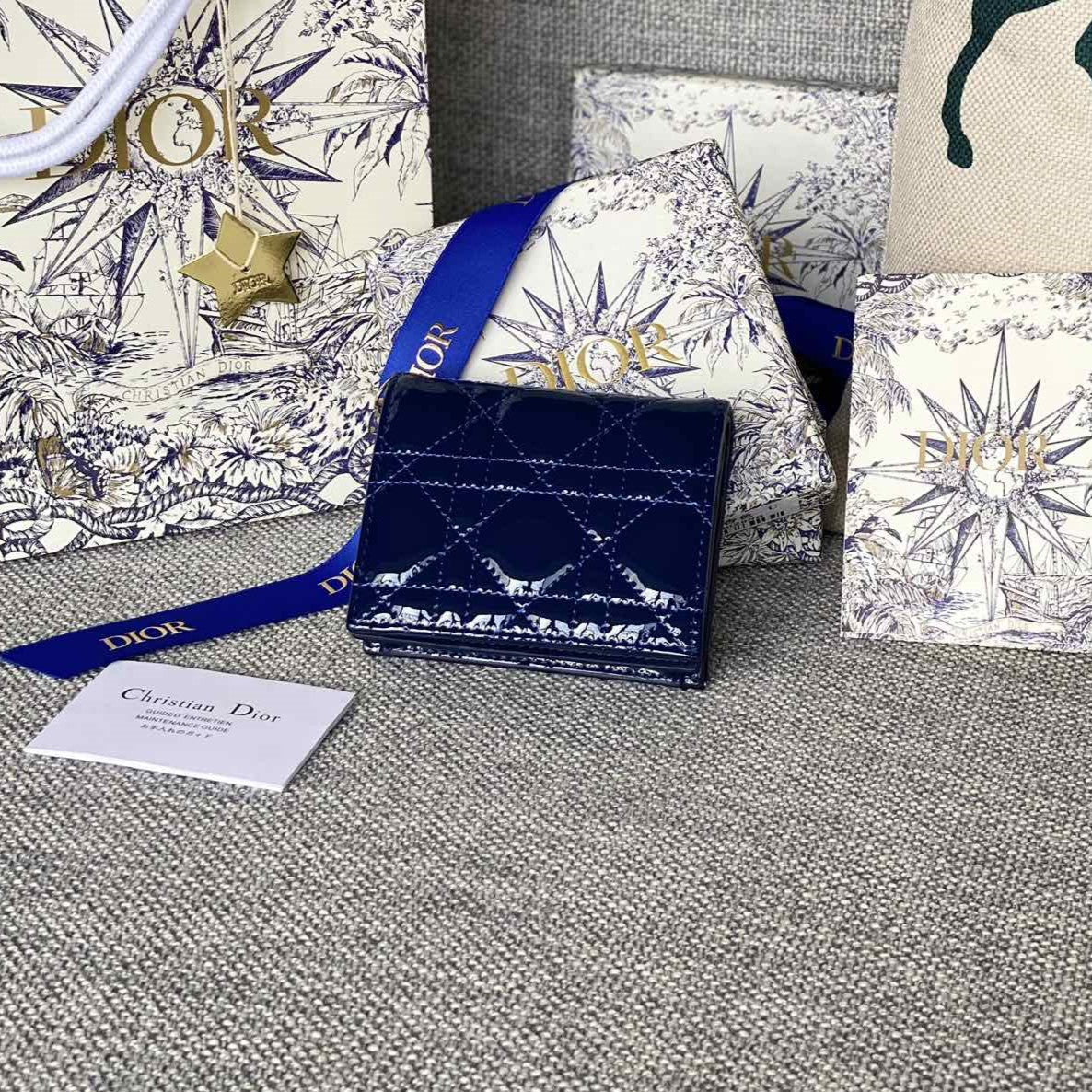 Portefeuille compact CD Caro 11 cm en cuir de veau bleu brillant 