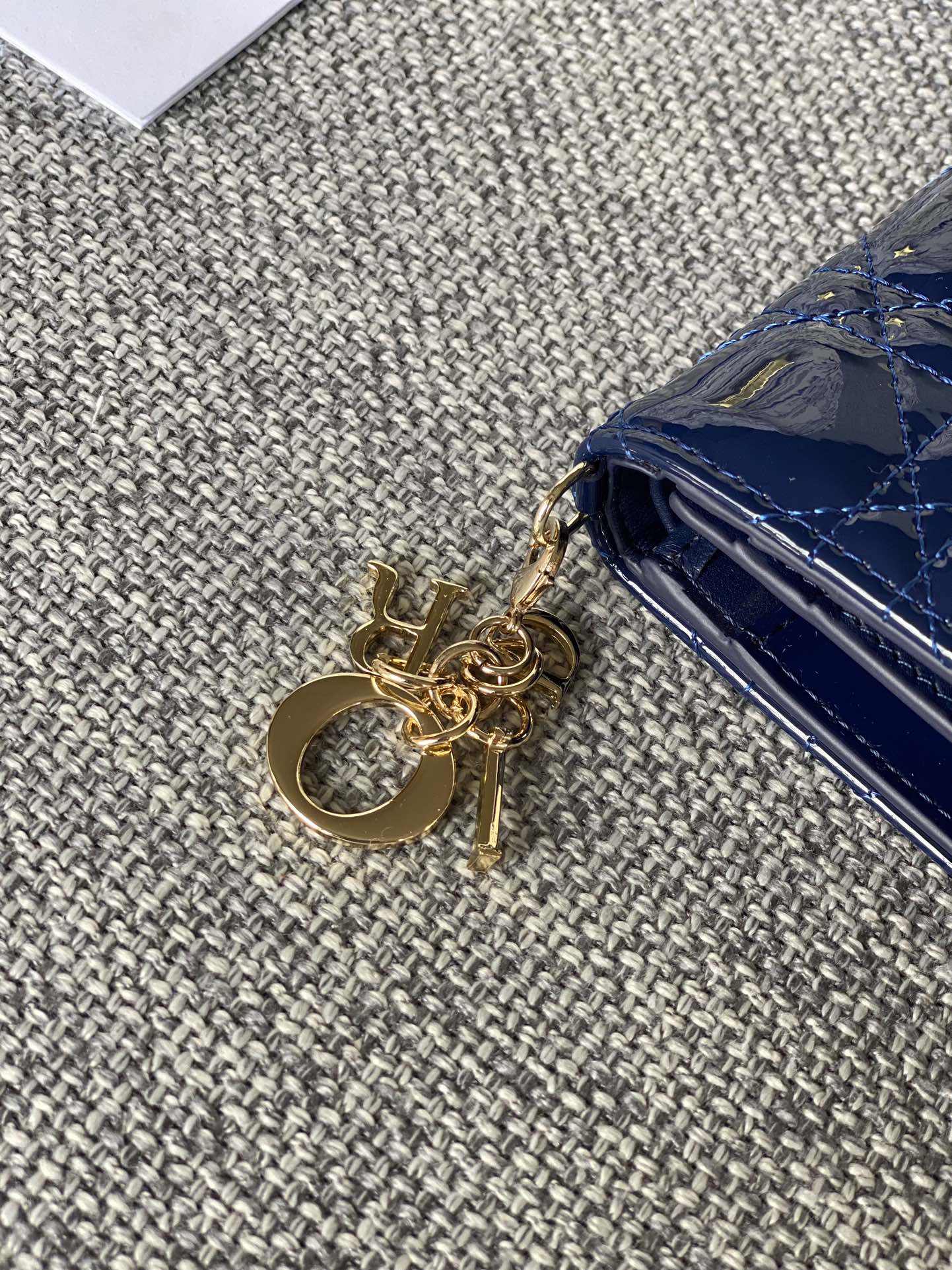 Portefeuille compact CD Caro 11 cm en cuir de veau bleu brillant 
