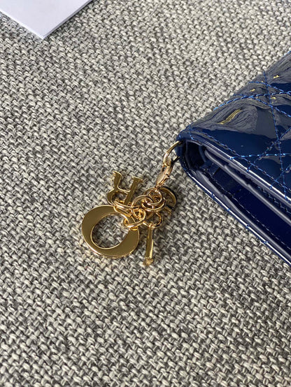 Portefeuille compact CD Caro 11 cm en cuir de veau bleu brillant 