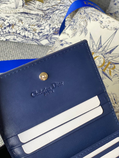 Portefeuille compact CD Caro 11 cm en cuir de veau bleu brillant 