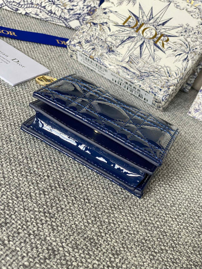 Portefeuille compact CD Caro 11 cm en cuir de veau bleu brillant 