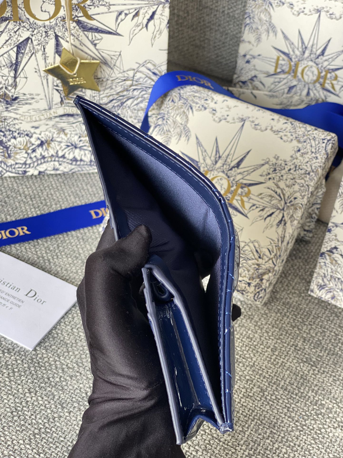 Portefeuille compact CD Caro 11 cm en cuir de veau bleu brillant 