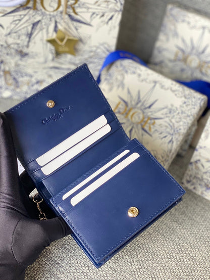 Portefeuille compact CD Caro 11 cm en cuir de veau bleu brillant 