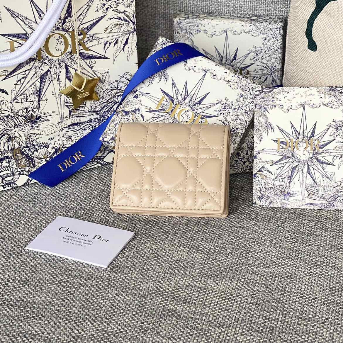 Portefeuille compact CD Caro 11 cm en cuir de veau beige