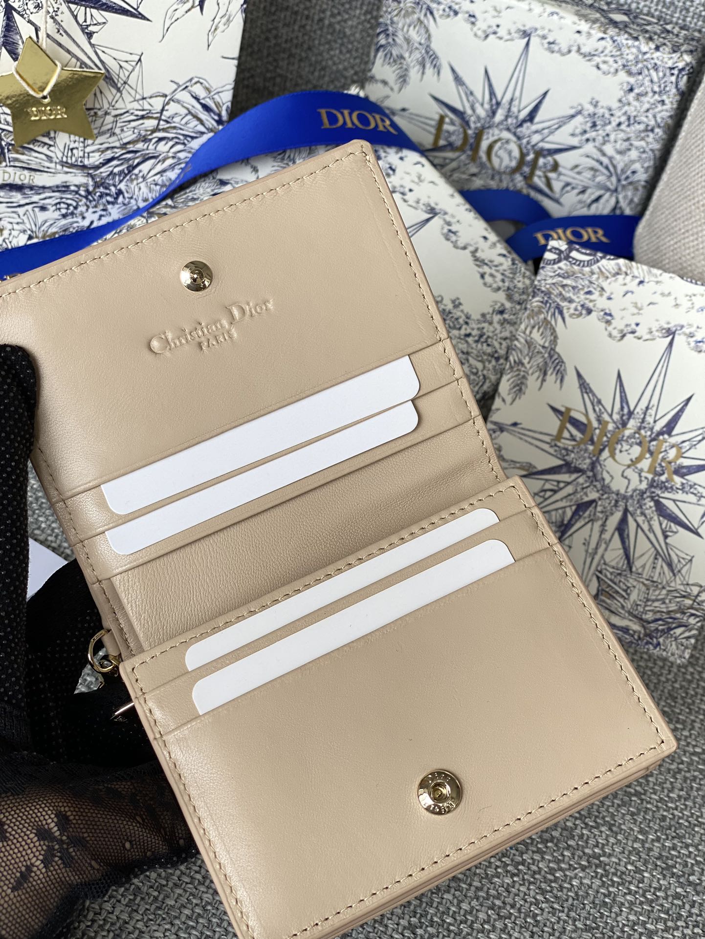 Portefeuille compact CD Caro 11 cm en cuir de veau beige