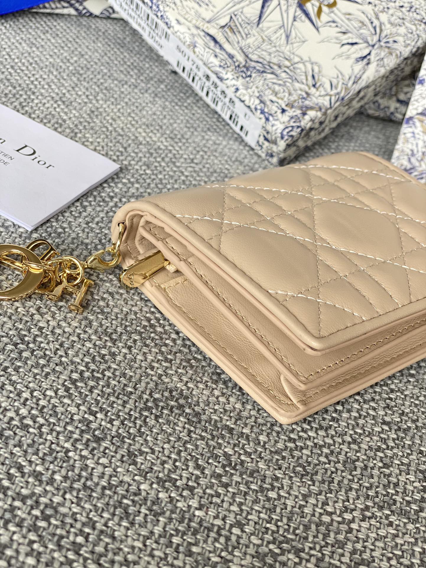 Portefeuille compact CD Caro 11 cm en cuir de veau beige