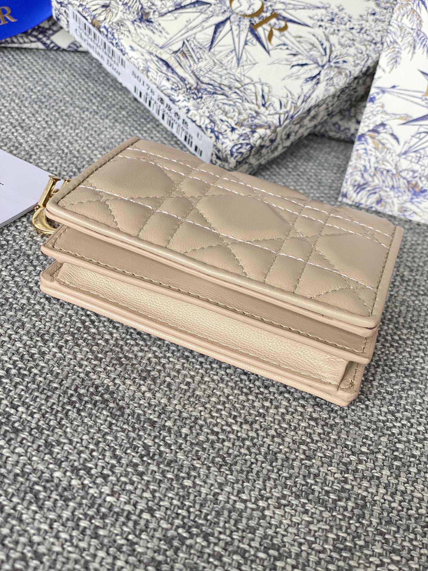 Portefeuille compact CD Caro 11 cm en cuir de veau beige