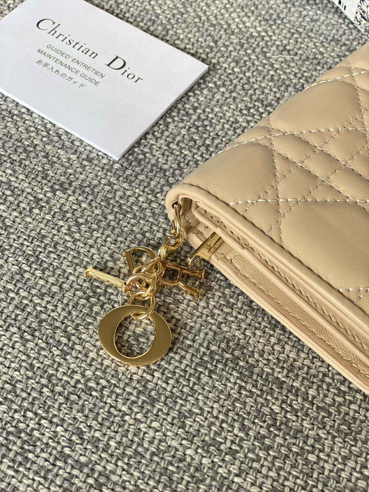 Portefeuille compact CD Caro 11 cm en cuir de veau beige