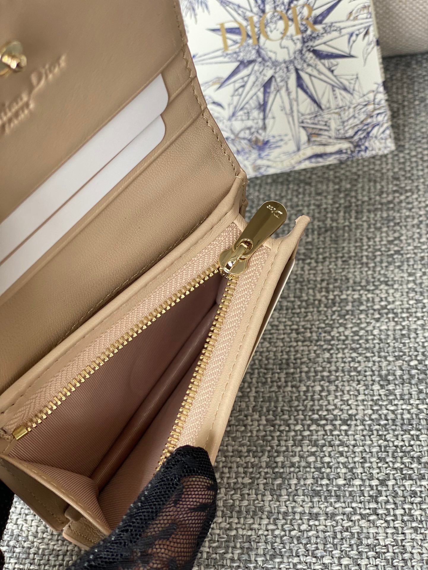 Portefeuille compact CD Caro 11 cm en cuir de veau beige
