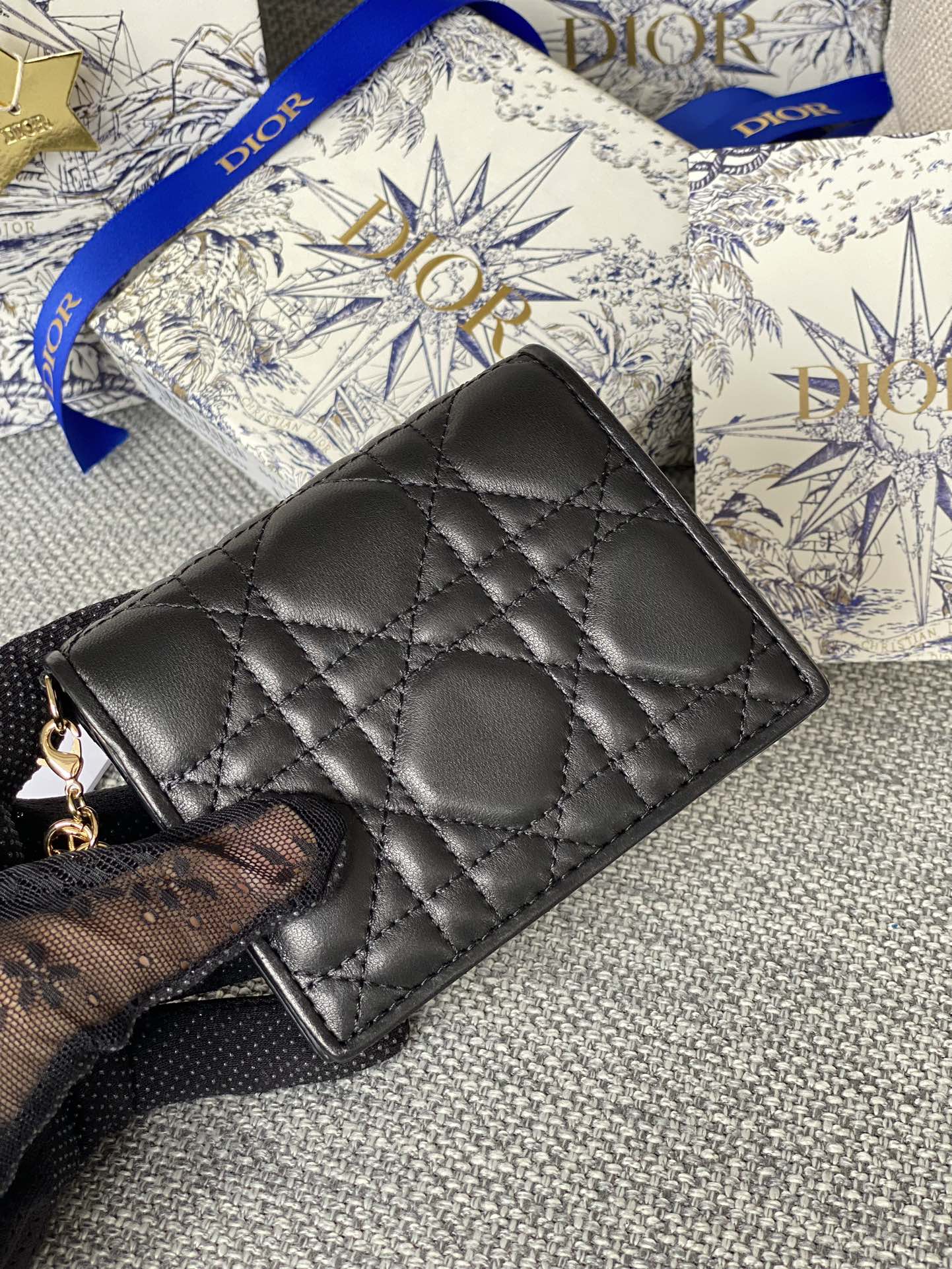 Portefeuille compact CD Caro 11 cm en cuir de veau noir