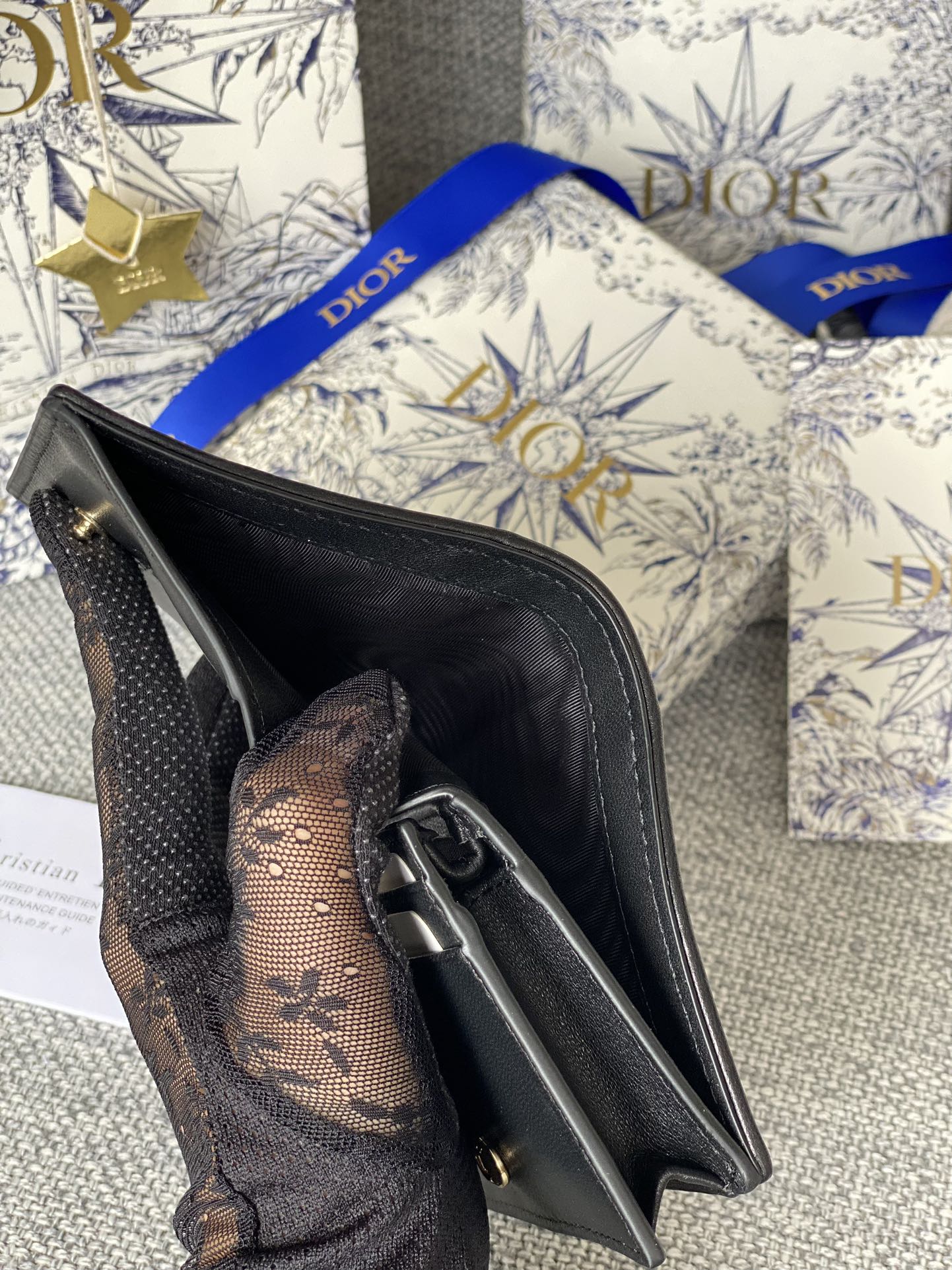 Portefeuille compact CD Caro 11 cm en cuir de veau noir