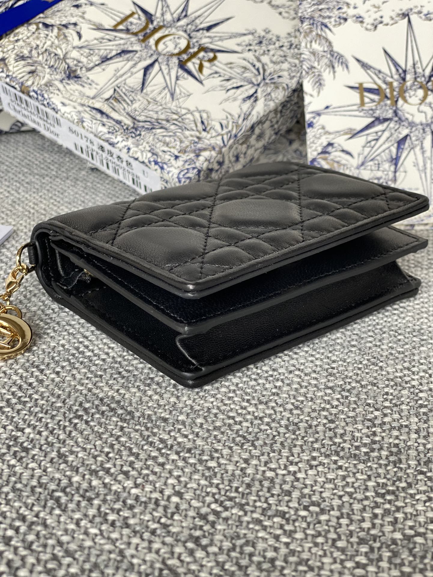 Portefeuille compact CD Caro 11 cm en cuir de veau noir