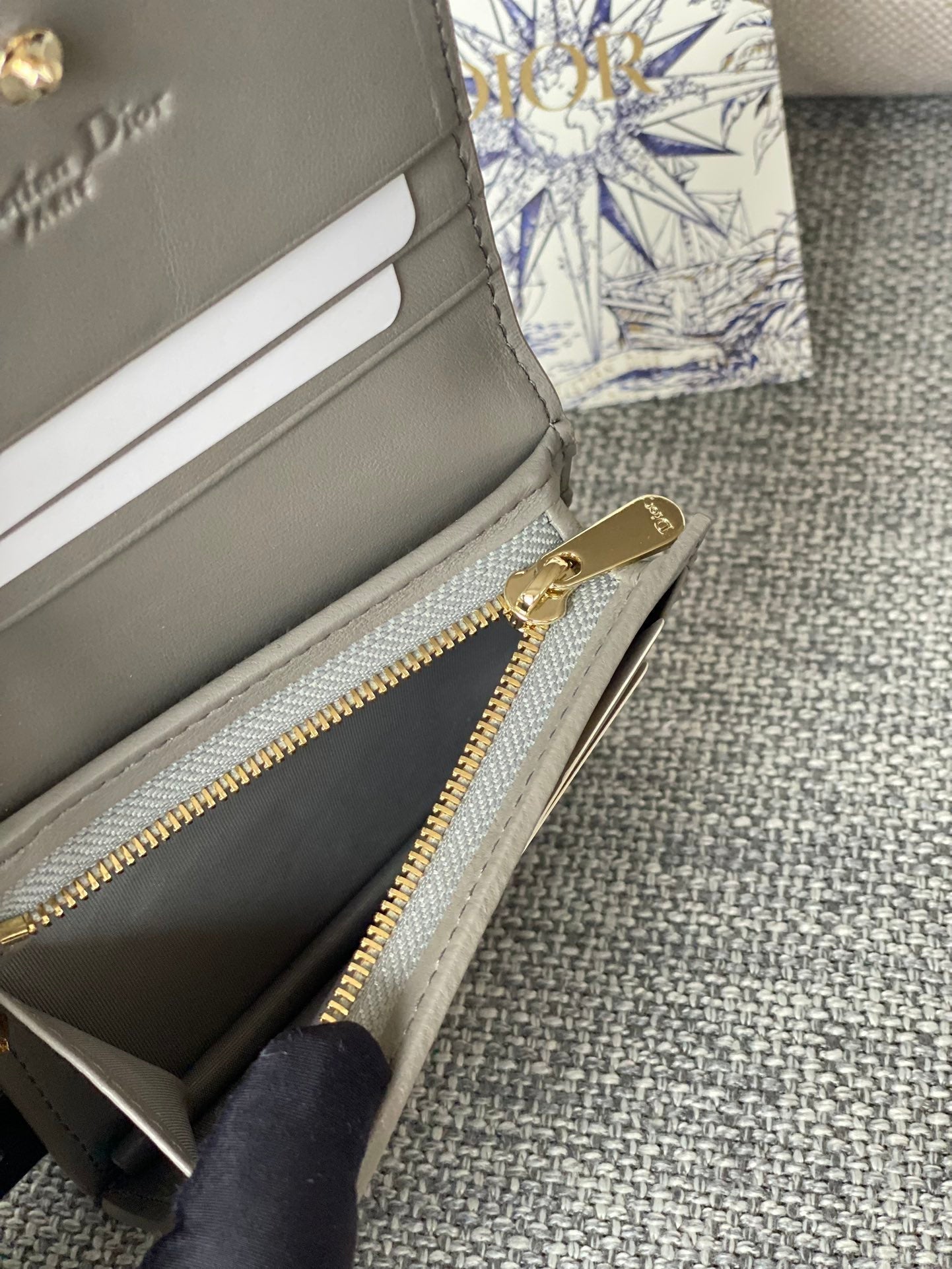 Portefeuille compact CD Caro 11 cm en cuir de veau gris