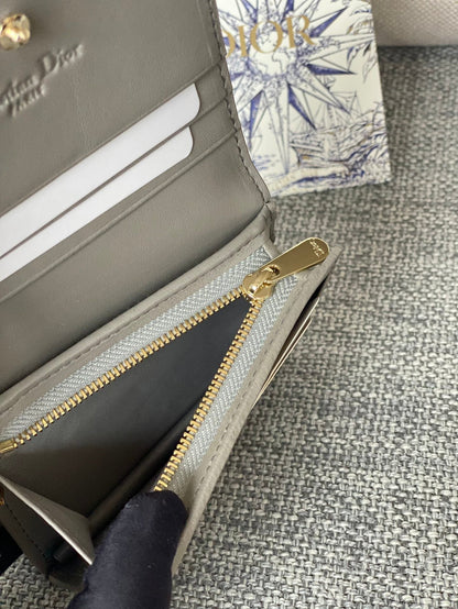 Portefeuille compact CD Caro 11 cm en cuir de veau gris