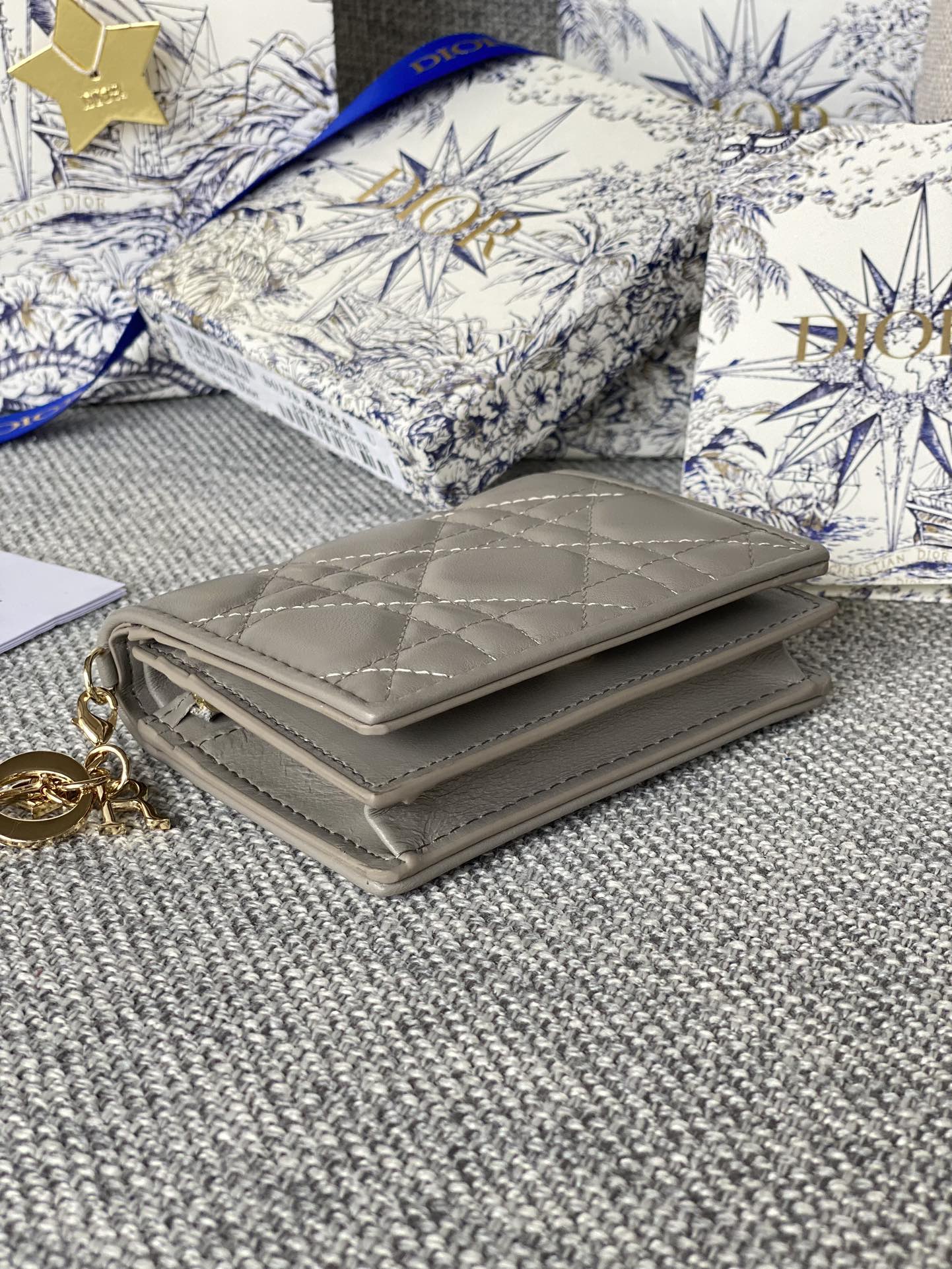 Portefeuille compact CD Caro 11 cm en cuir de veau gris