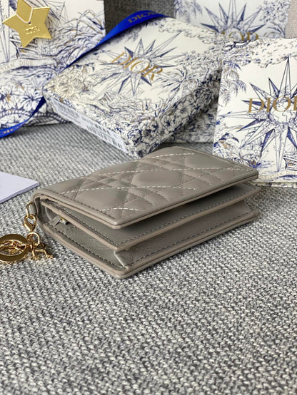 Portefeuille compact CD Caro 11 cm en cuir de veau gris