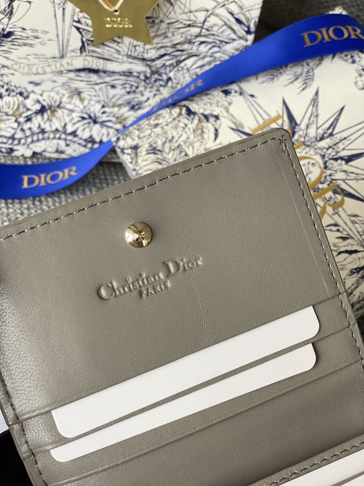 Portefeuille compact CD Caro 11 cm en cuir de veau gris