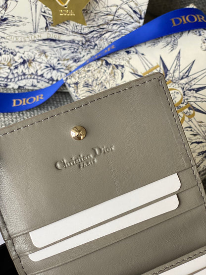 Portefeuille compact CD Caro 11 cm en cuir de veau gris