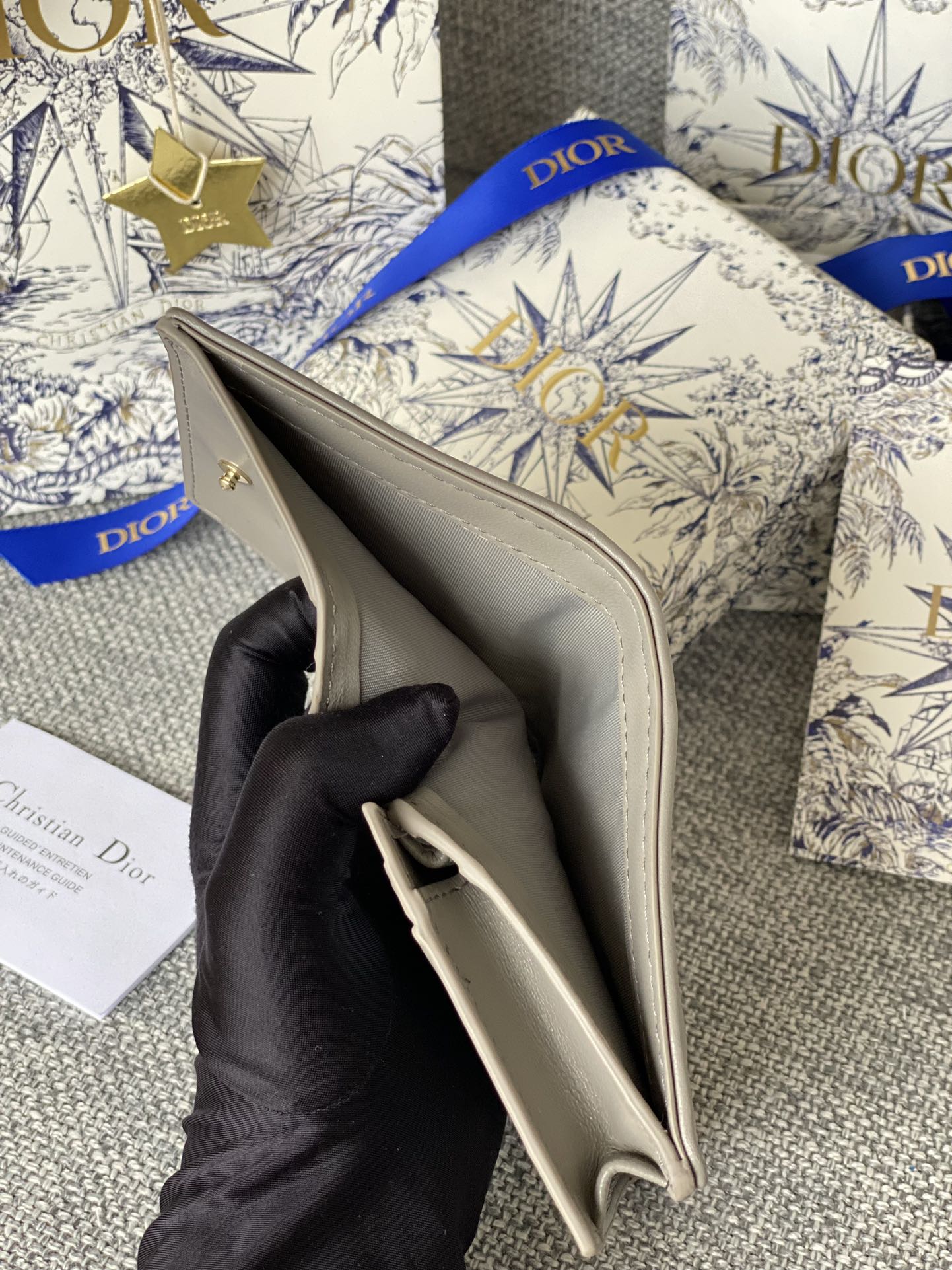 Portefeuille compact CD Caro 11 cm en cuir de veau gris