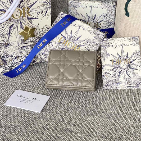 Portefeuille compact CD Caro 11 cm en cuir de veau gris