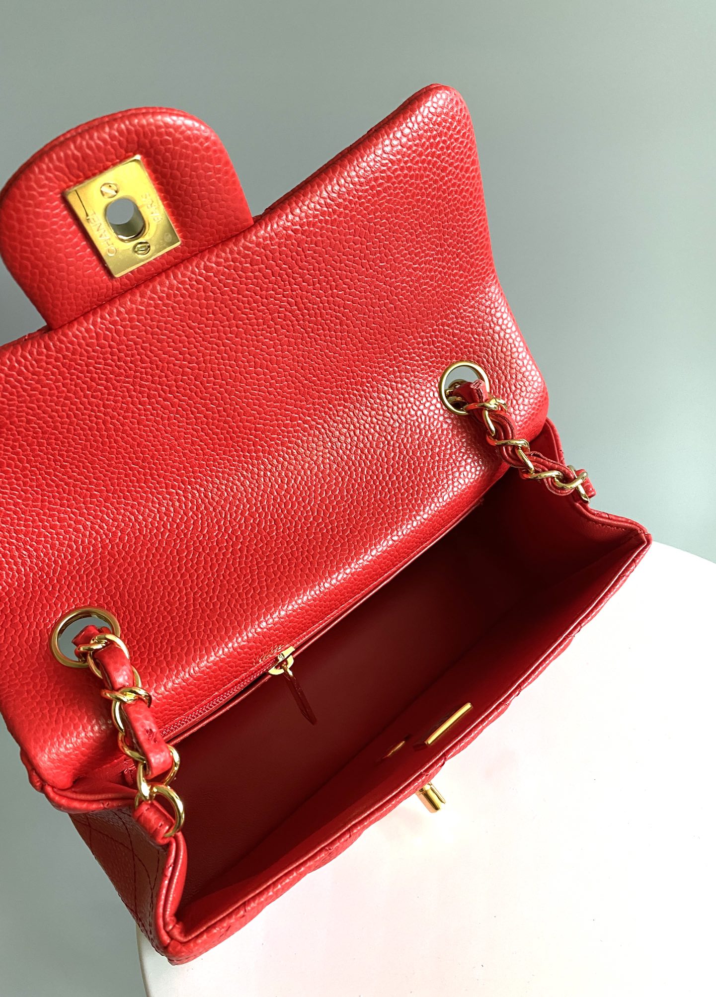 MINI SAC À RABAT RECTANGLE 20 CM ROUGE CAVIAR QUINCAILLERIE OR