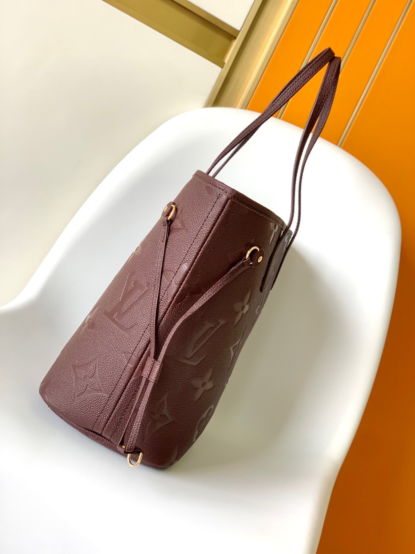 NEVERFULL MM 32 CUIR EMPREINTE MONOGRAMME VIN 