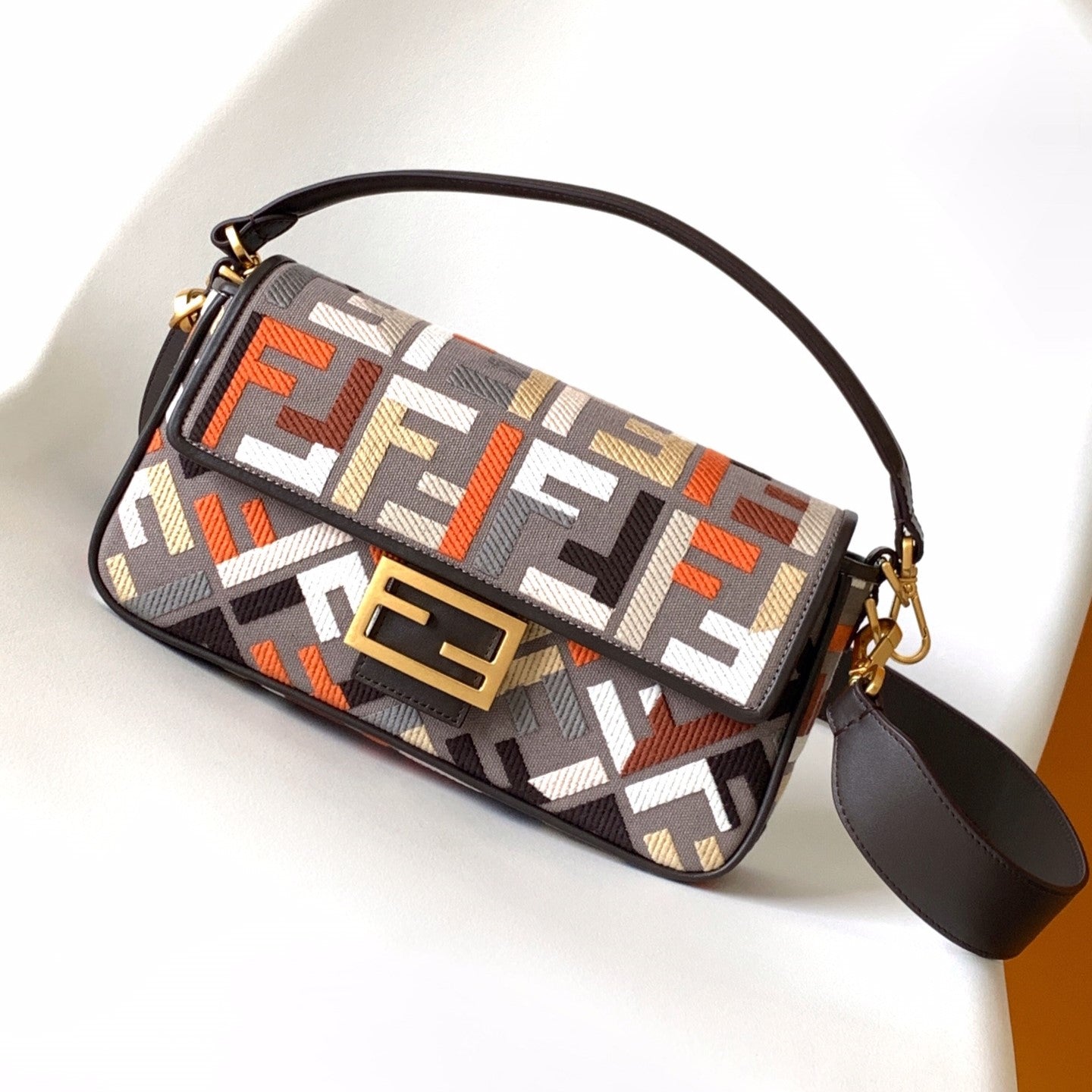 Sac Fend Baguette en toile marron et multicolore 27 avec broderie FF GHW 