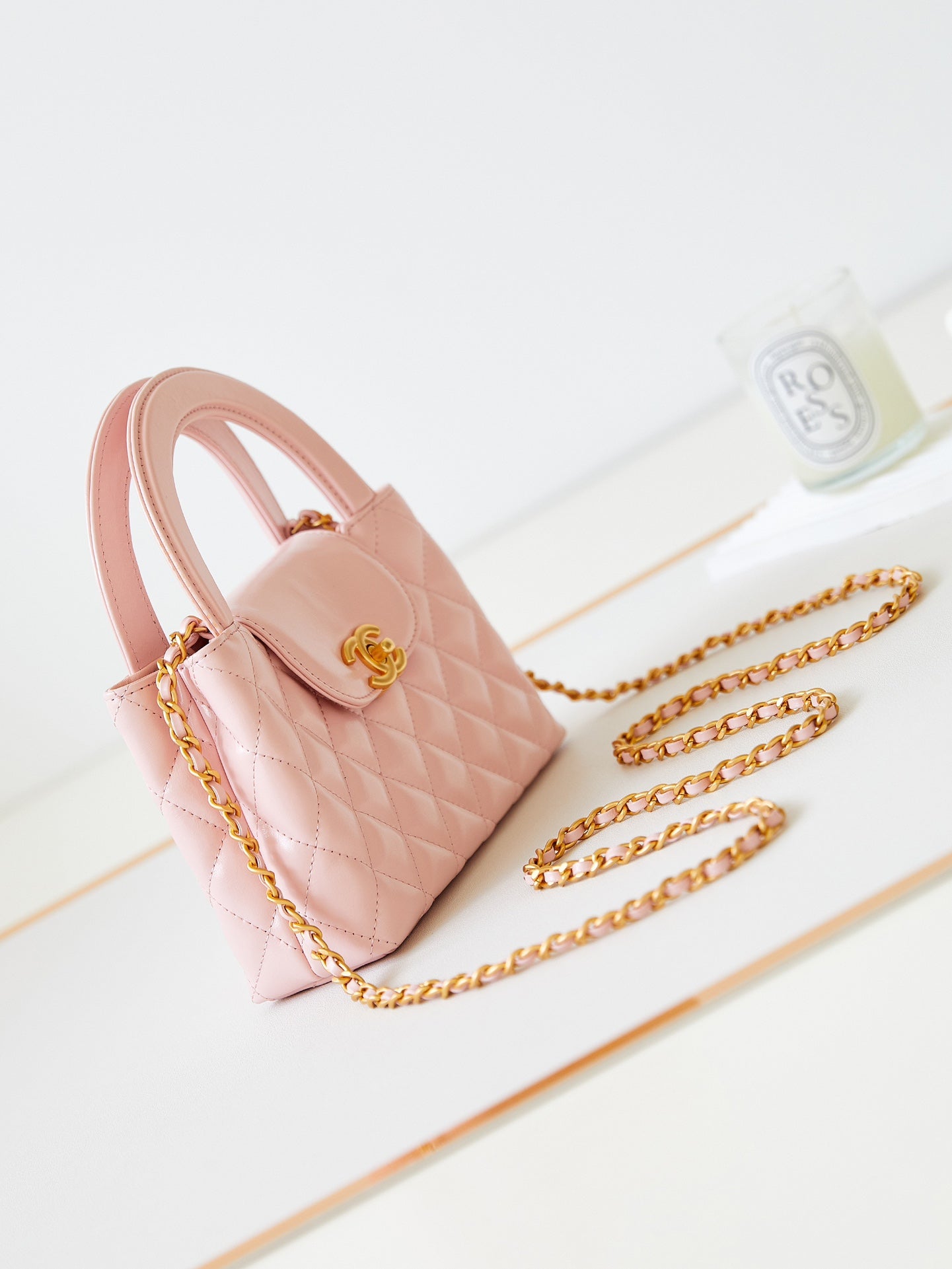 Sac shopping Kelly CC 24A Nano 19 cm en cuir d'agneau rose clair