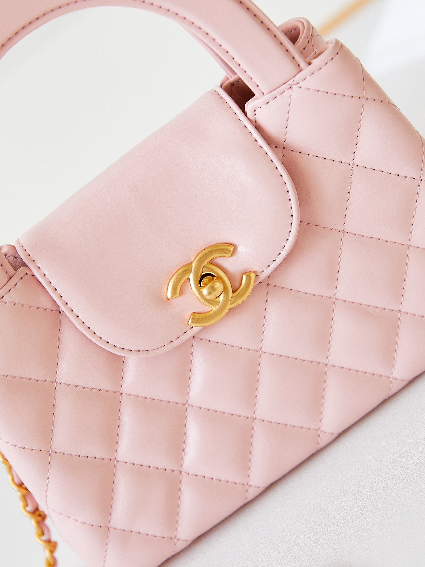 Sac shopping Kelly CC 24A Nano 19 cm en cuir d'agneau rose clair
