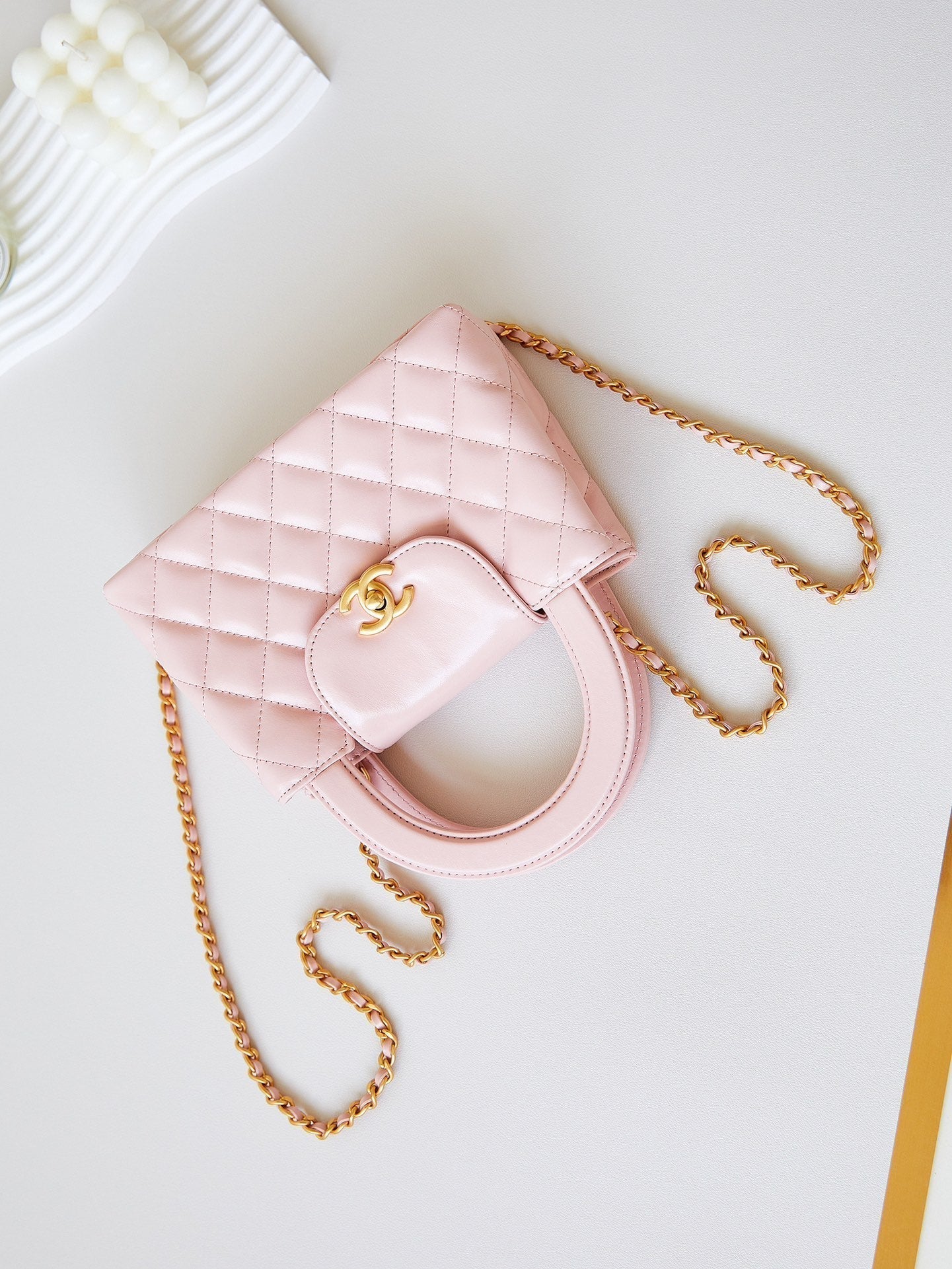 Sac shopping Kelly CC 24A Nano 19 cm en cuir d'agneau rose clair