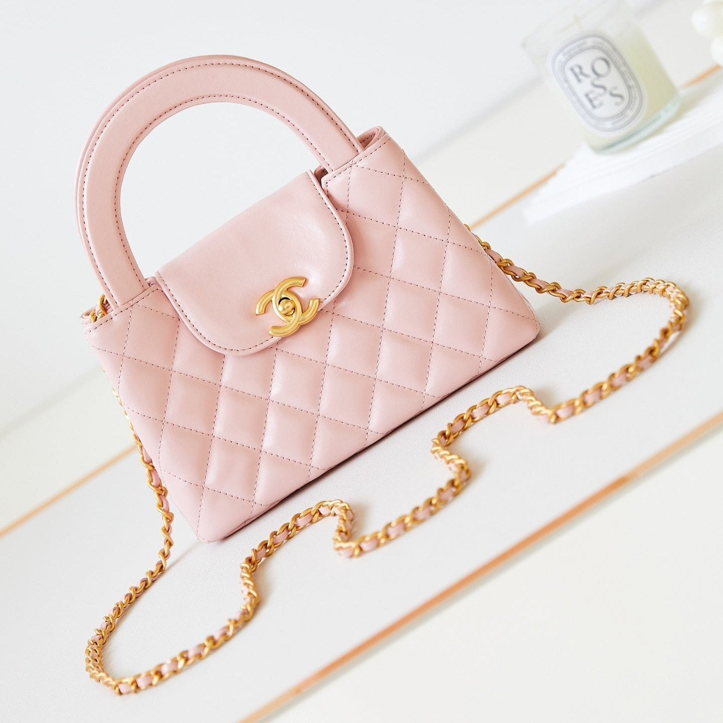 Sac shopping Kelly CC 24A Nano 19 cm en cuir d'agneau rose clair