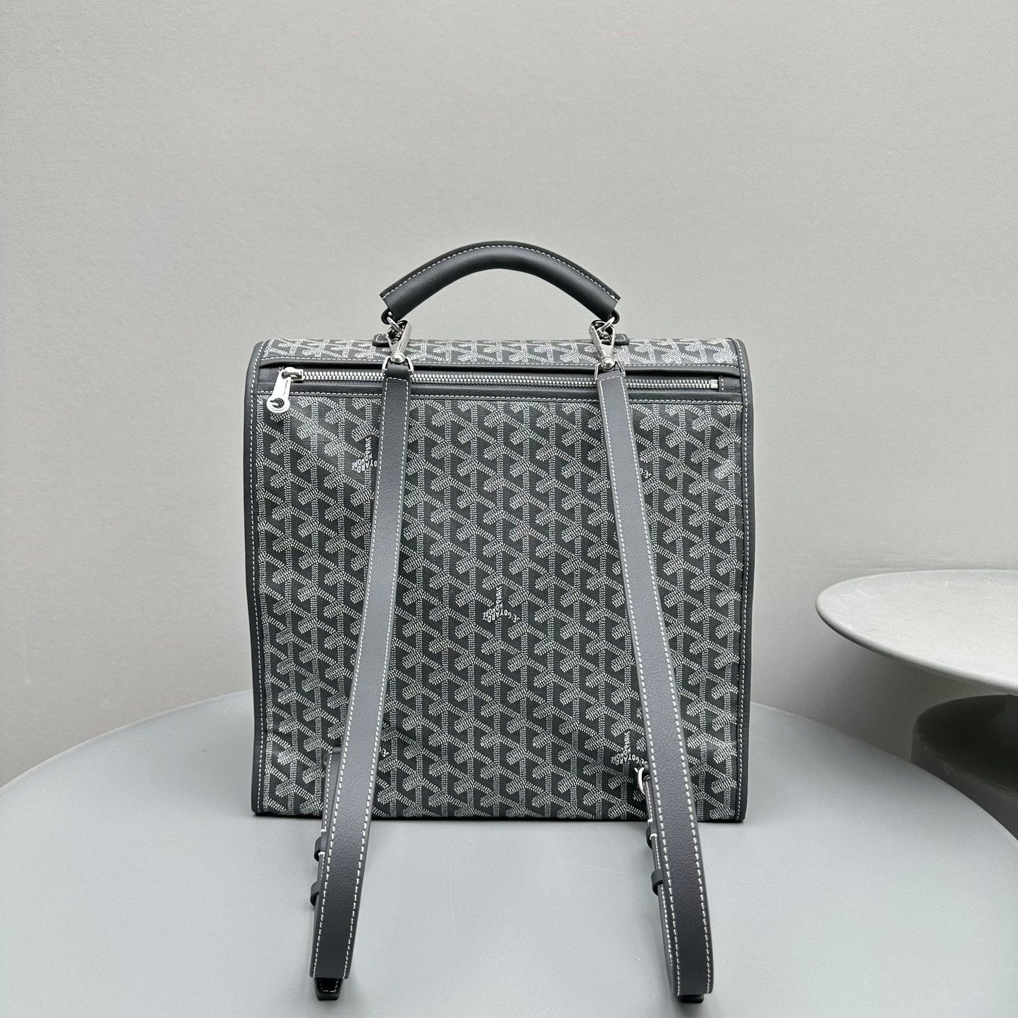 SAC À DOS LEGER 37 EN TOILE GOYARDINE GRISE AVEC BORDURES EN CUIR DE VEAU